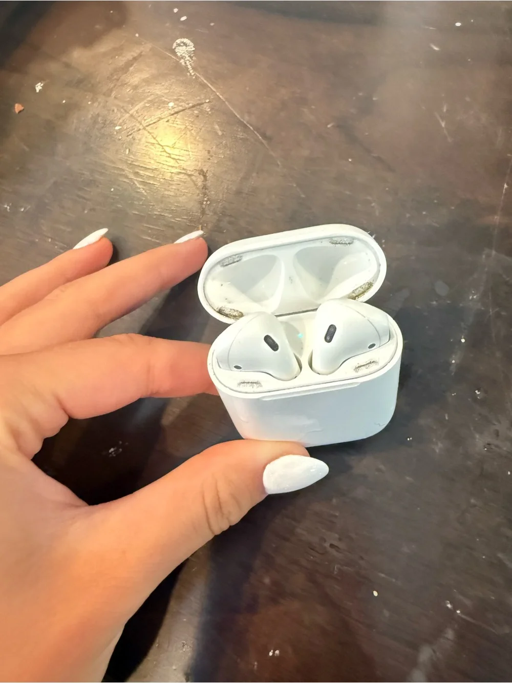 Apple White On‑Ear Wireless Earbuds Charging Case